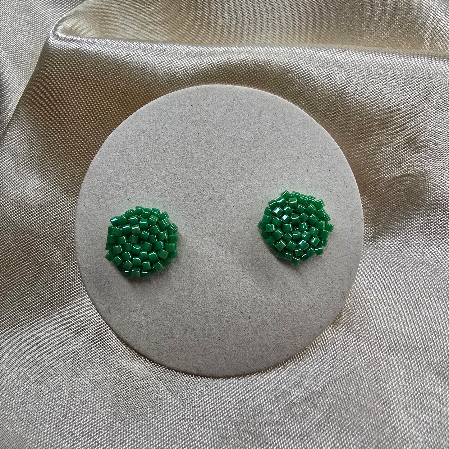Round studs