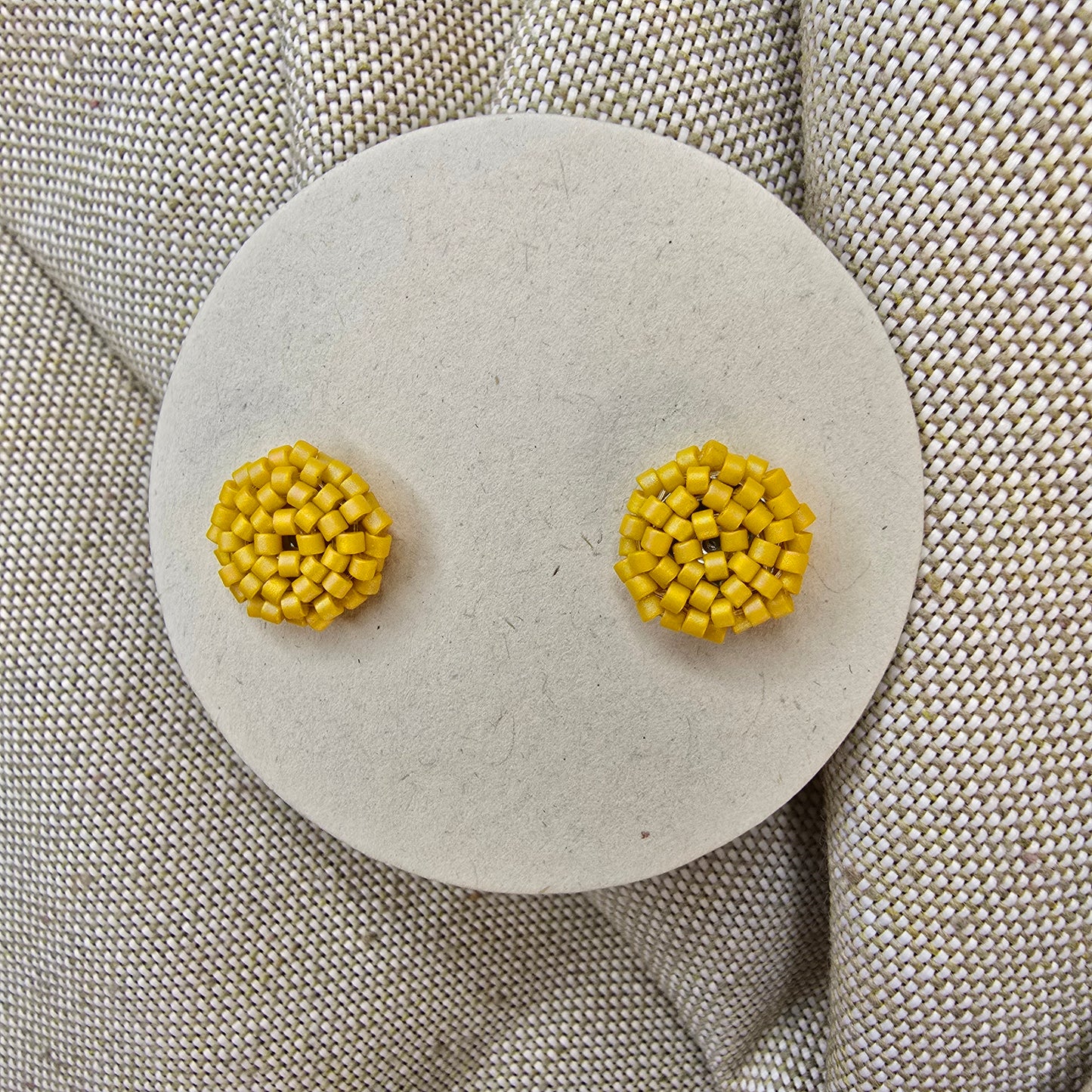 Round studs