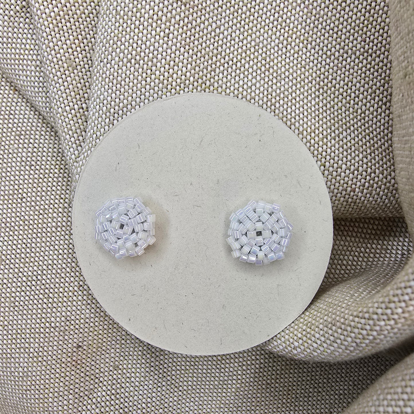 Round studs