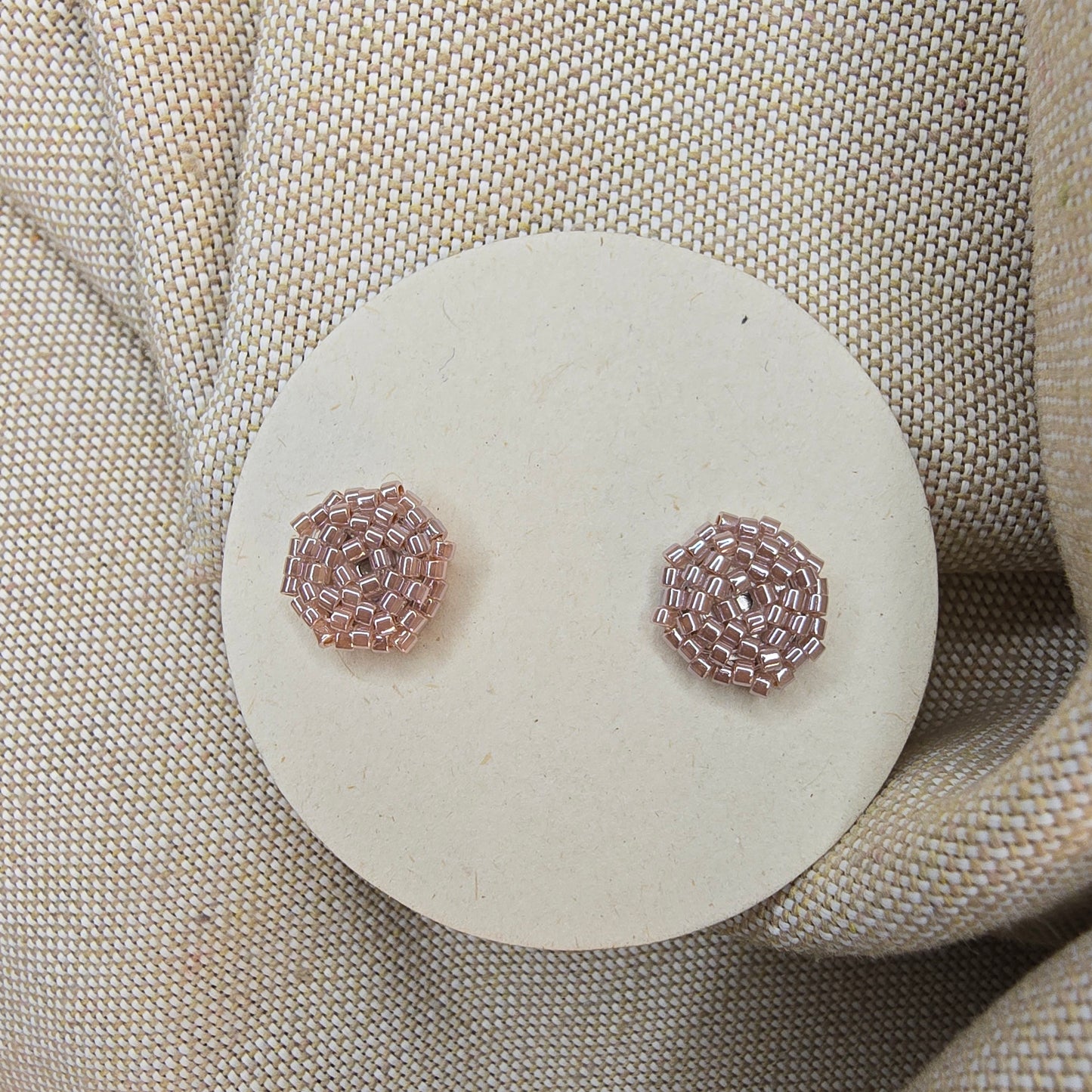 Round studs