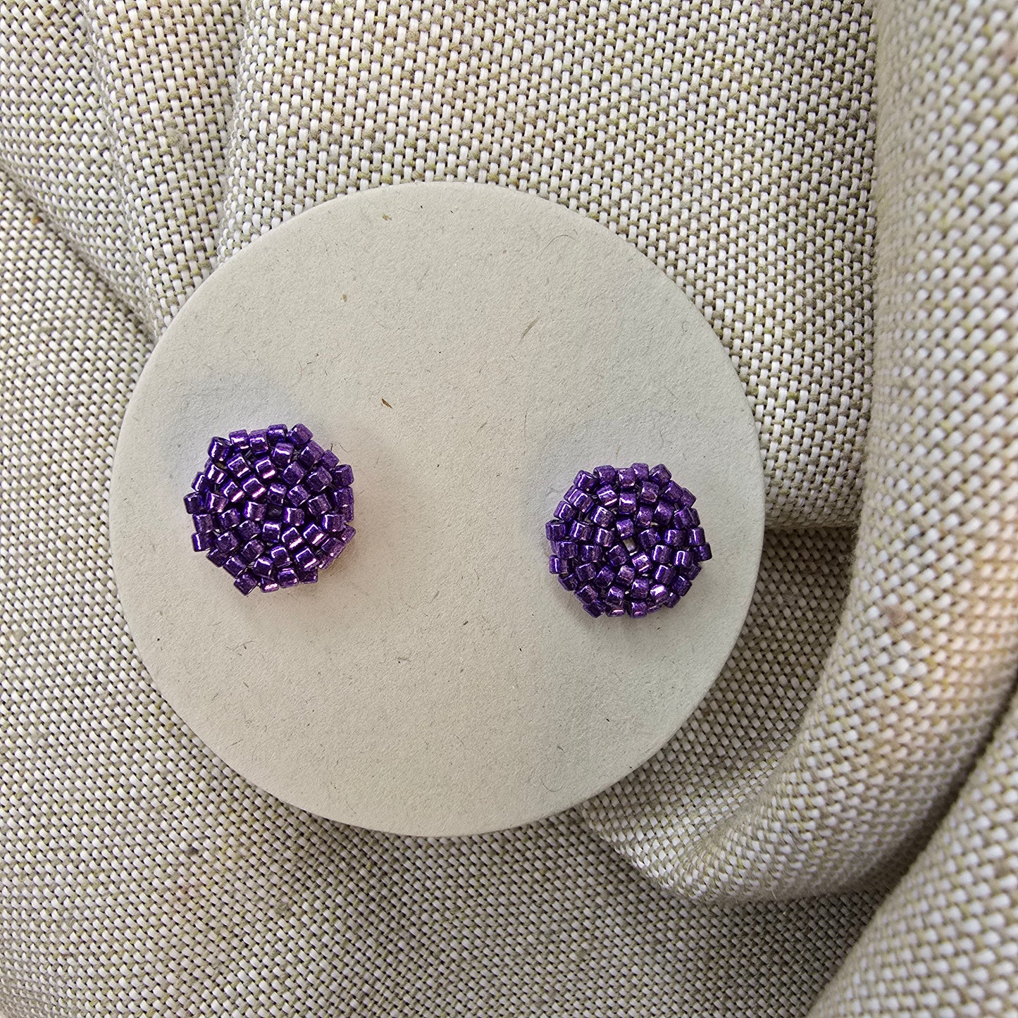 Round studs