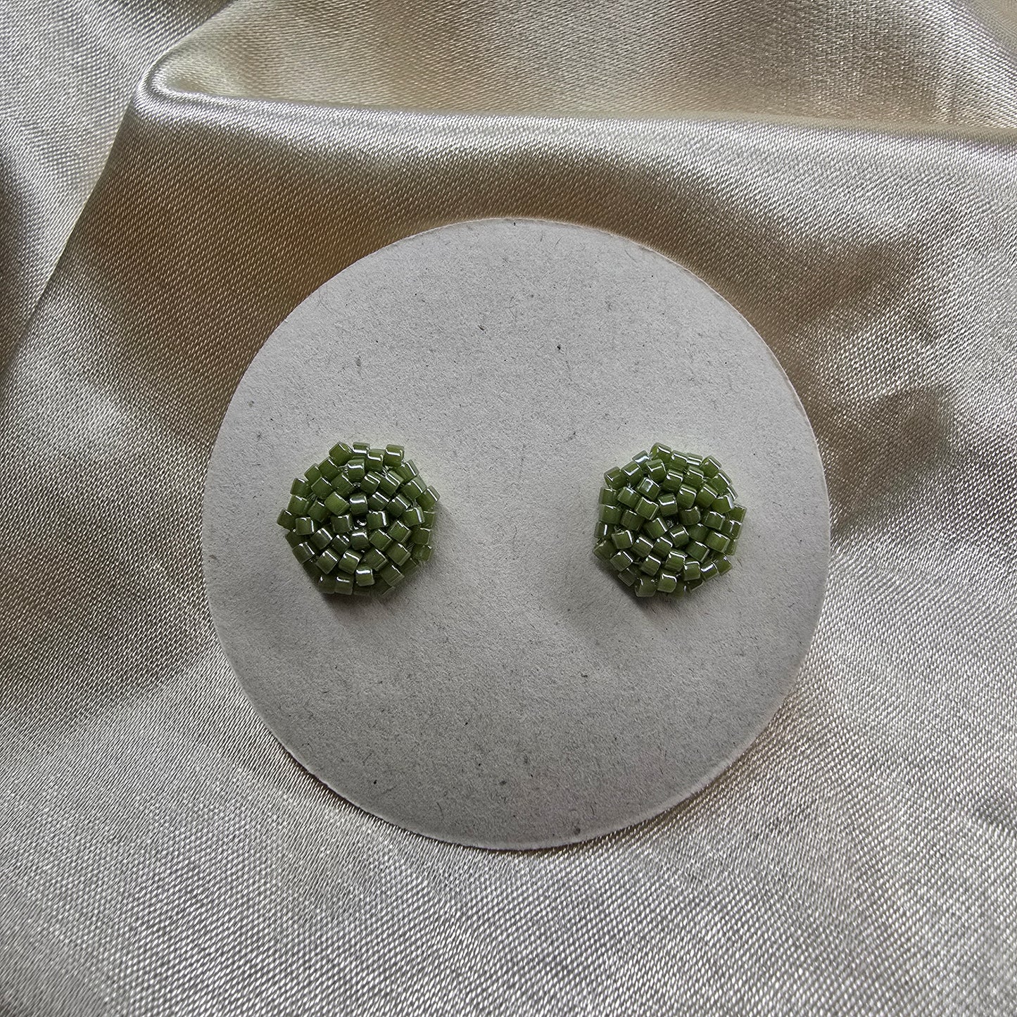 Round studs