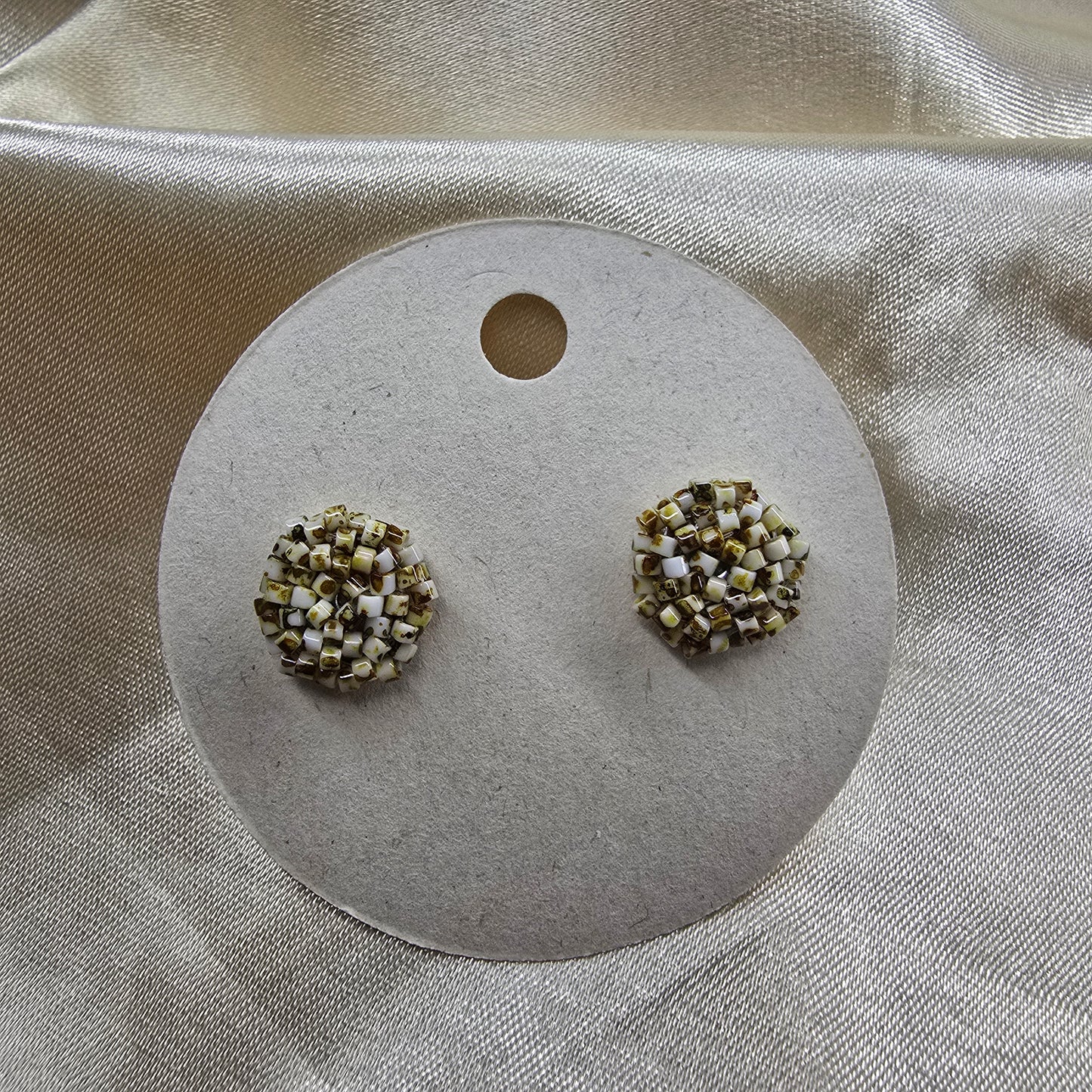 Round studs
